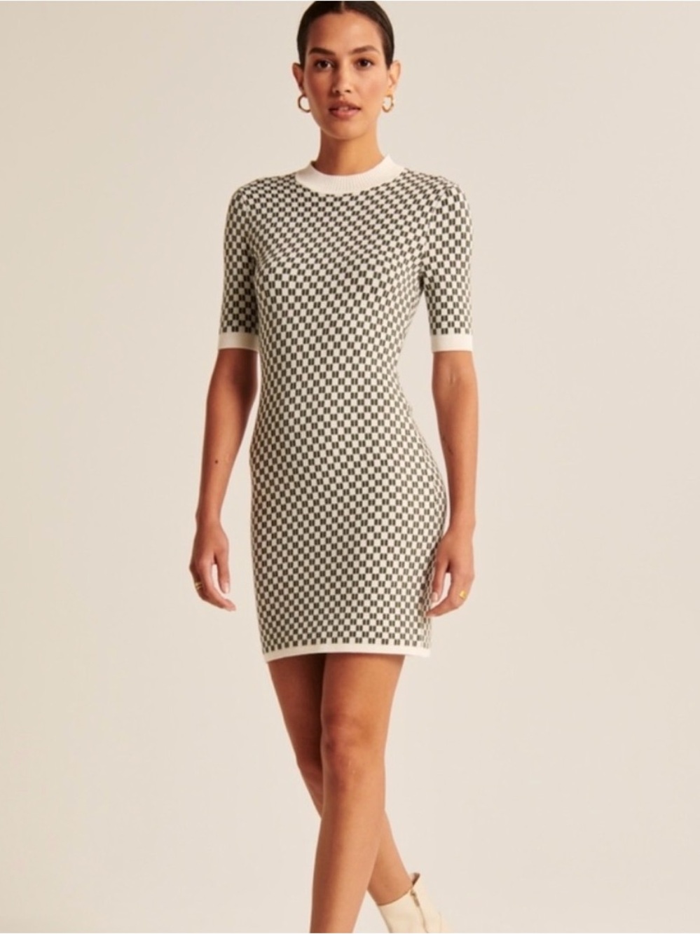 Abercrombie & Fitch Checkered
Mock Neck Mini Sweater Dress
Short Sleeve Size ST
